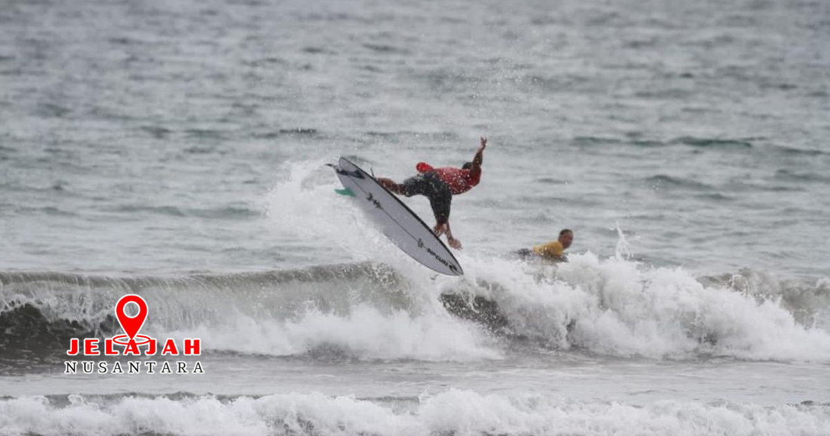 Sensasi Seru Surfing Ombak Laut Surfing ombak laut kegiatan ekstrem di pantai